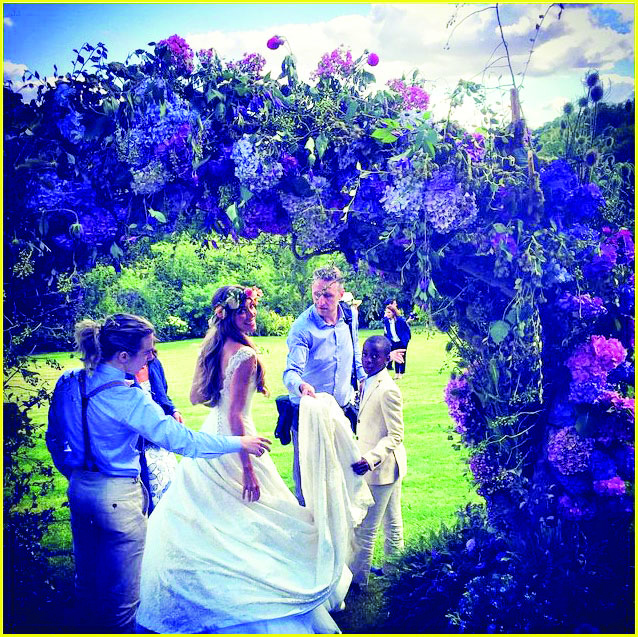 brad-pitt-david-beckham-hang-out-at-guy-ritchies-wedding-04