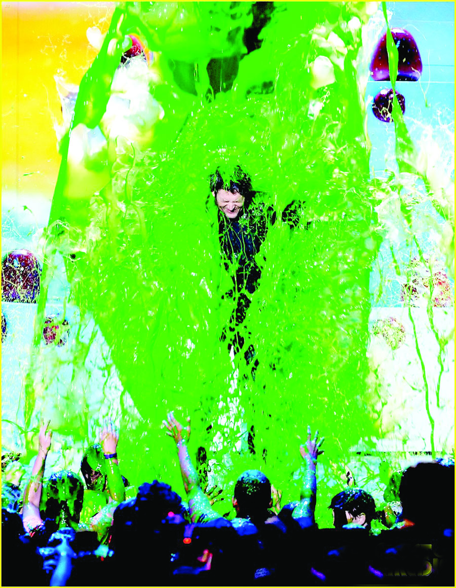 INGLEWOOD, CA - MARCH 12: Host Blake Shelton gets slimed onstage during Nickelodeon's 2016 Kids' Choice Awards at The Forum on March 12, 2016 in Inglewood, California. (Photo by Kevin Winter/Getty Images)