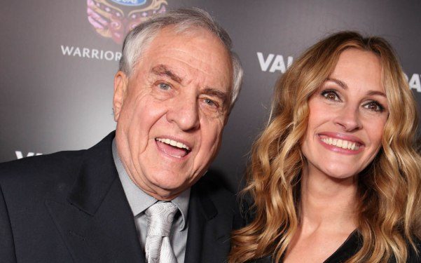 Mandatory Credit: Photo by Eric Charbonneau/REX/Shutterstock (4377655cy) HOLLYWOOD, CA - FEBRUARY 08: Director Garry Marshall and Julia Roberts at Warner Brothers Pictures World Premiere of 'Valentine's Day' on February 08, 2010 at Grauman's Chinese Theatre in Hollywood, California. Warner Bros. Pictures World Premiere Of 'Valentine's Day' Hollywood Los Angeles, America.