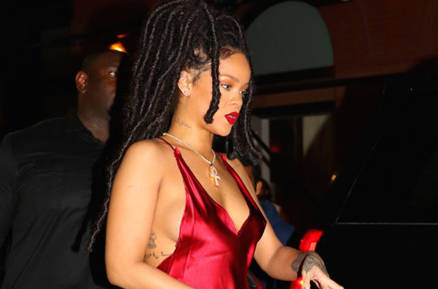 Rihanna kırmızı elbisesiyle yaktı geçti - 24910