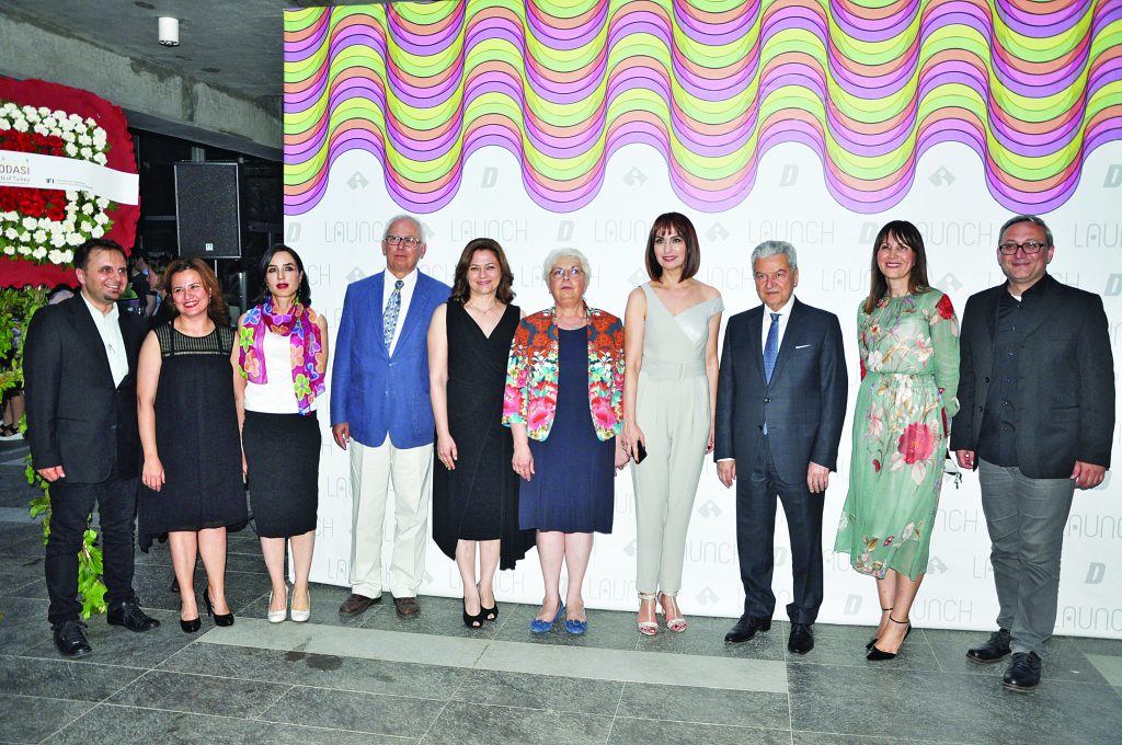İzmir Ekonomi Üniversitesi’nden “Moda sanatı sever” defilesi - 50734