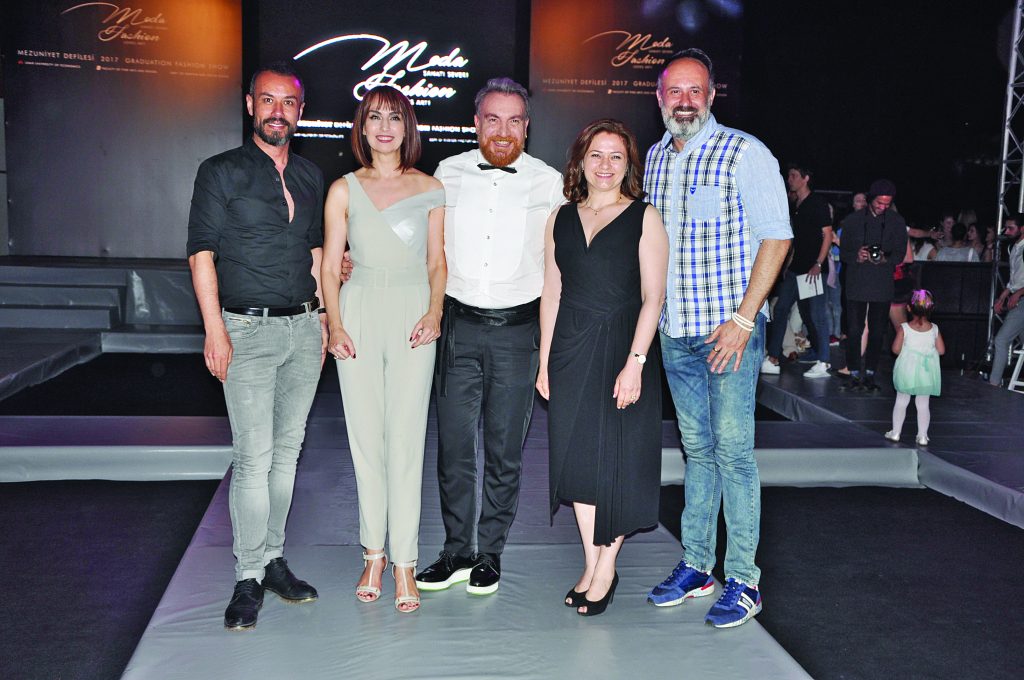 İzmir Ekonomi Üniversitesi’nden “Moda sanatı sever” defilesi - 50737