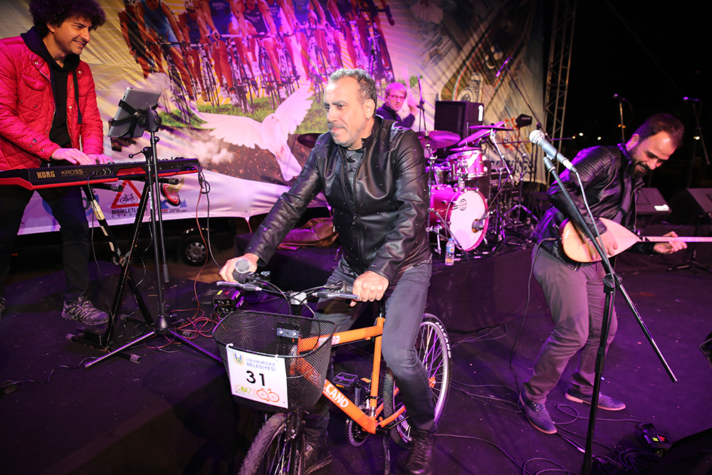 Haluk Levent, sahnede bisikletle şarkı söyledi - 60754