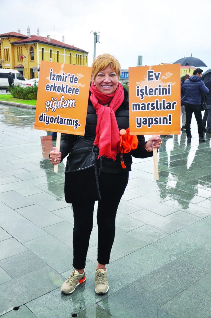 “Kadina Yönelik Şiddet”e dikkat çekmek için İzmirliler ‘Turuncu Yürüyüş’e Destek Verdi - 65294