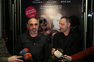 Cem Yılmaz'ın (solda) senaryosunu yazdığı, oynadığı ve yapımcılığını üstlendiği "Arif V 216 " filminin basın gösterimi Kanyon Avm'de gerçekleştirildi. Filmin oyuncularından Ozan Güven (sağda) ve Cem Yılmaz basın mensuplarının sorularını cevapladı. ( Onur Çoban - Anadolu Ajansı )