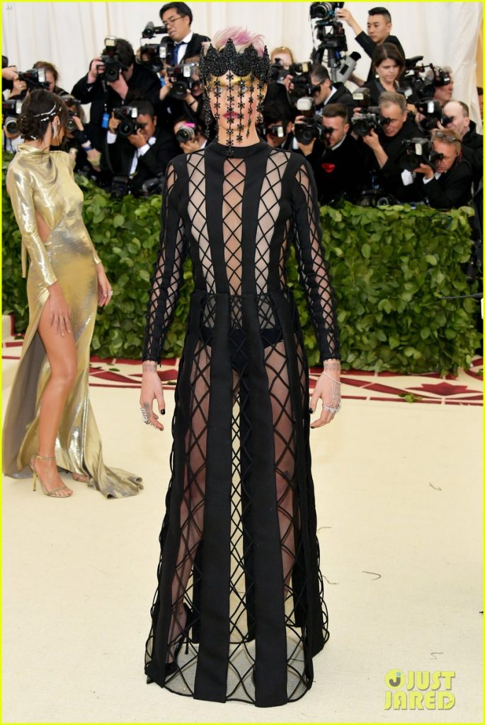 MET Gala 2018’in Kadın Papa’sı: Rihanna - 76933