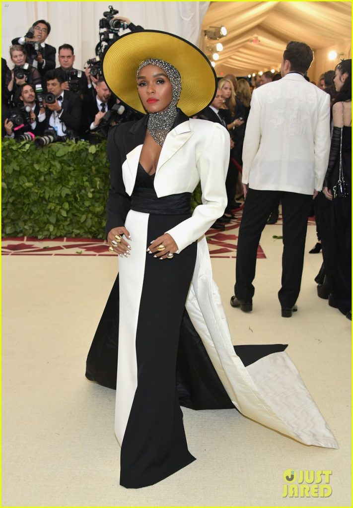 MET Gala 2018’in Kadın Papa’sı: Rihanna - 76915