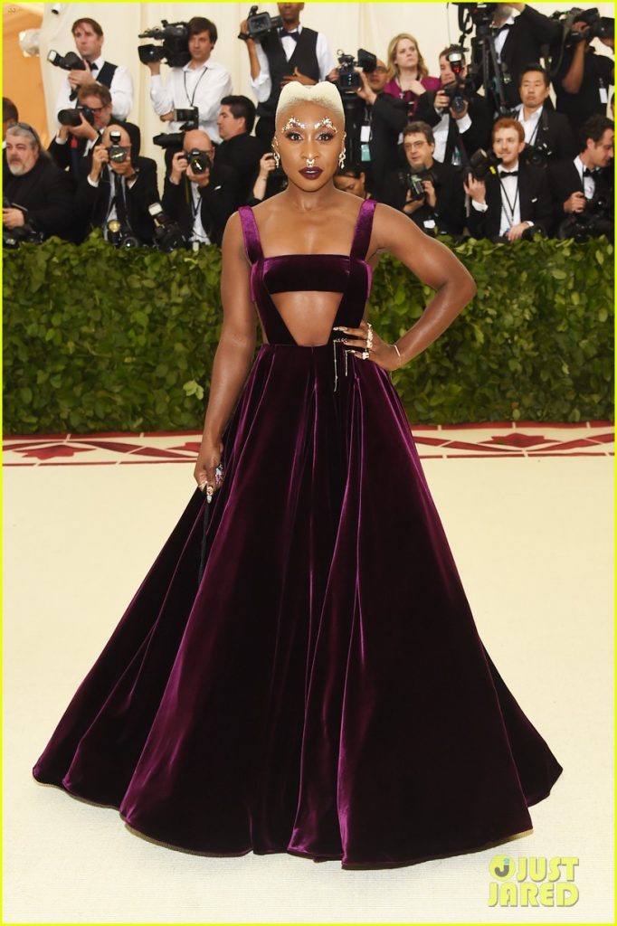 MET Gala 2018’in Kadın Papa’sı: Rihanna - 76920