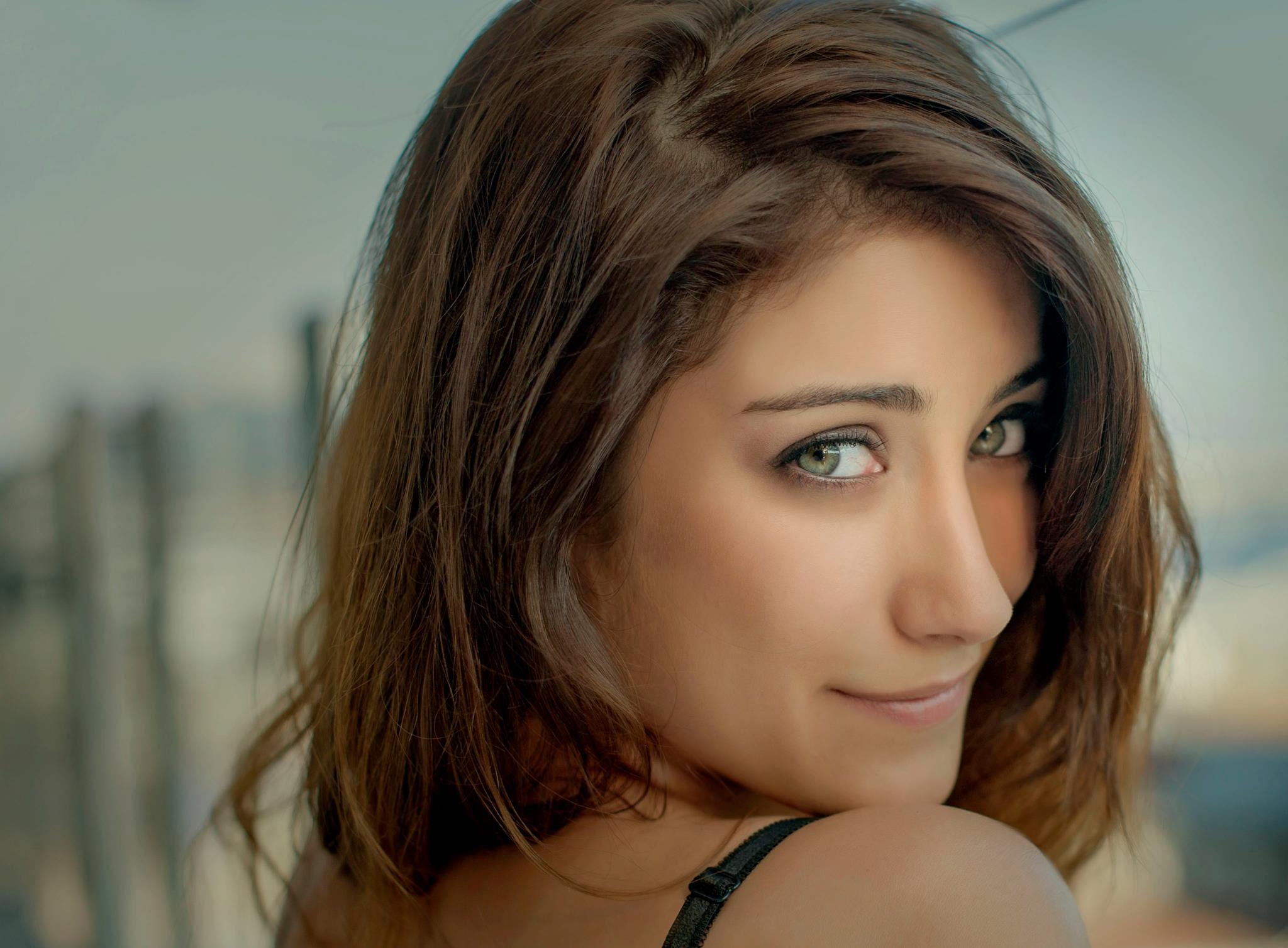 Hazal Kaya kırmızılara büründü-diva-magazin-2