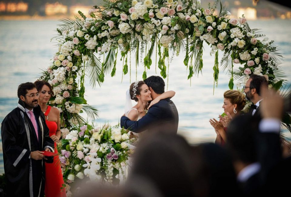 0x0-fahriye-evcen-ve-burak-ozcivitin-dugun-fotograflari-dugunden-en-guzel-kareler-1498813195946