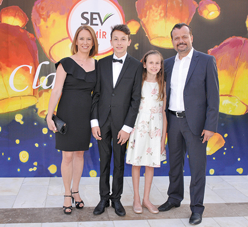 İzmir SEV‘de mezuniyet heyecanı! - 111064