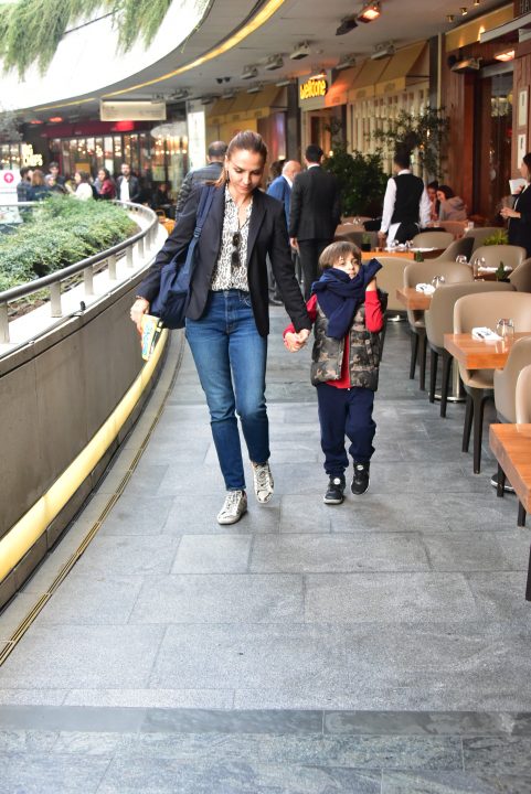Güzel oyuncu ve sunucu Ebru Akel Sancak, oğlu Eren ile birlikte Kanyon Alışveriş Merkezi’nde rastladığımız tanınmış isimler arasındaydı.