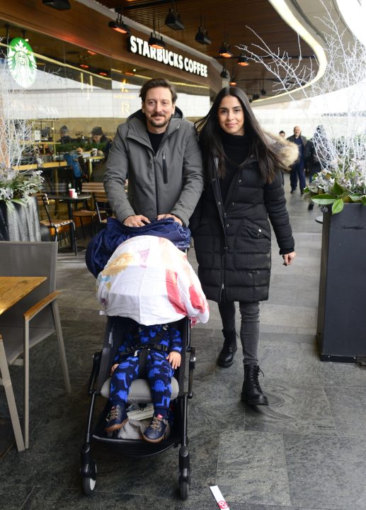 Ekranların sevilen oyuncusu Engin Hepileri, eşi Beyza Şekerci ve oğulları Can geçtiğimiz gün Kanyon Alışveriş Merkezi’nde rastladığımız ünlü isimler arasındaydı.