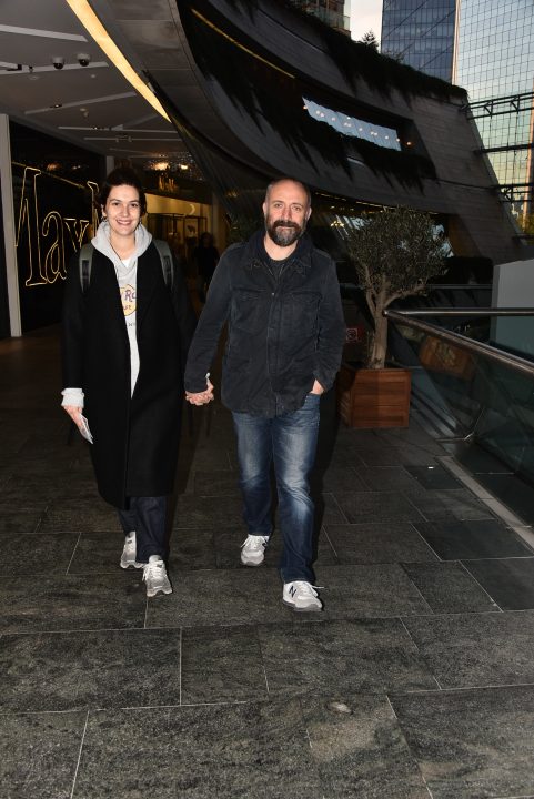 Bir pırlanta firmasının yeni reklam fil - miyle sevenlerinin gönüllerine bir kez daha taht kuran oyuncu Bergüzar Ko - rel ve Halit Ergenç Kanyon Alışveriş Merkezi’nde objektiflerimize yansıdı.