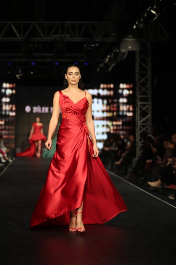 ALSANCAK GARI’NDA MODA RÜZGARI ESTİ, İZMİR FASHION WEEK BÜYÜK İLGİ GÖRDÜ - 122825