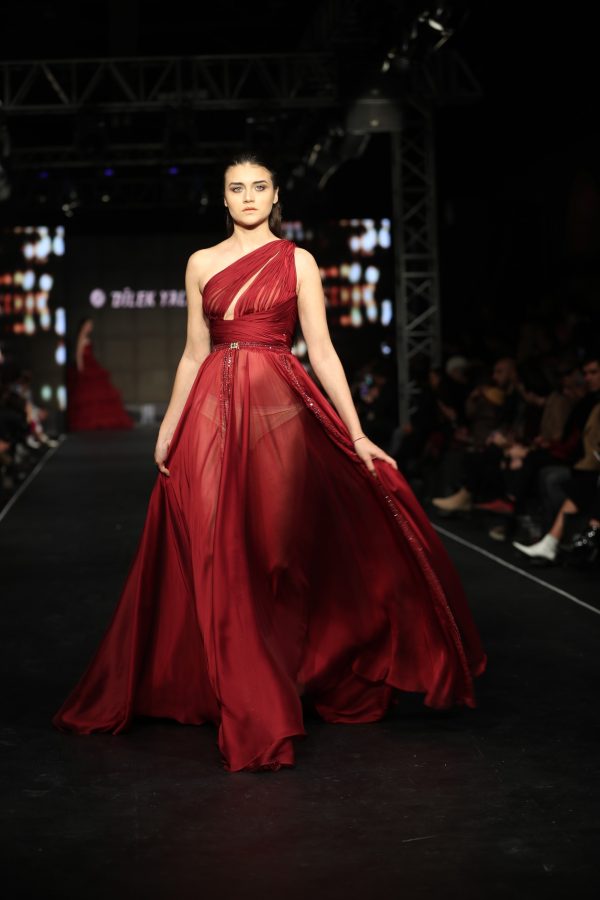 ALSANCAK GARI’NDA MODA RÜZGARI ESTİ, İZMİR FASHION WEEK BÜYÜK İLGİ GÖRDÜ - 122826