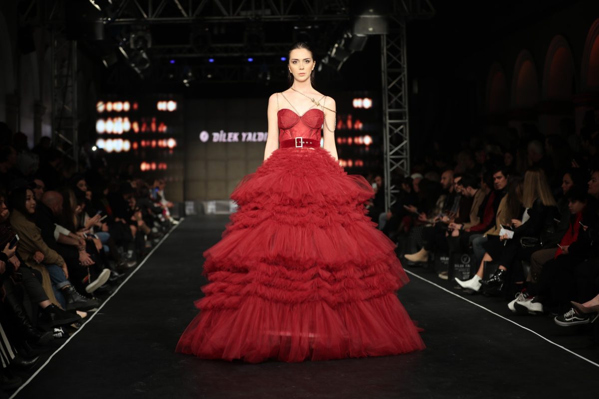 ALSANCAK GARI’NDA MODA RÜZGARI ESTİ, İZMİR FASHION WEEK BÜYÜK İLGİ GÖRDÜ - 122827