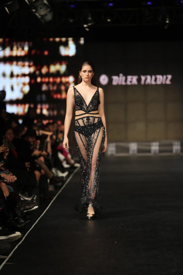 ALSANCAK GARI’NDA MODA RÜZGARI ESTİ, İZMİR FASHION WEEK BÜYÜK İLGİ GÖRDÜ - 122828