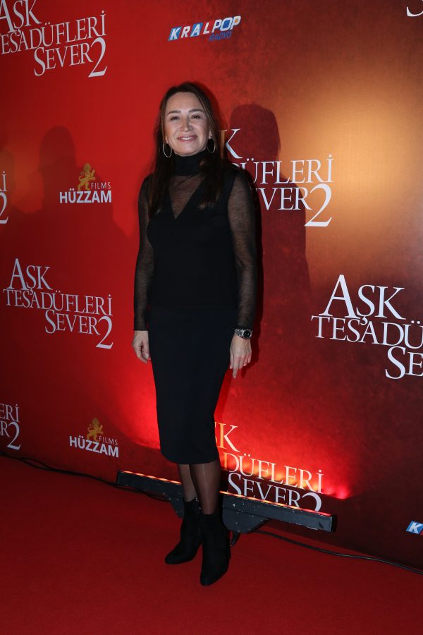 “AŞK TESADÜFLERİ SEVER 2”NİN GALASINDA GÖZYAŞLARI SEL OLDU - 124319